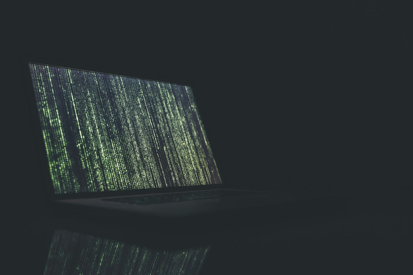 Pantalla con código y enfoque en ciberseguridad